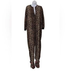 NICK & NORA Fun Leopard print Women’s Pajamas
Pockets & front zipper Cat footed